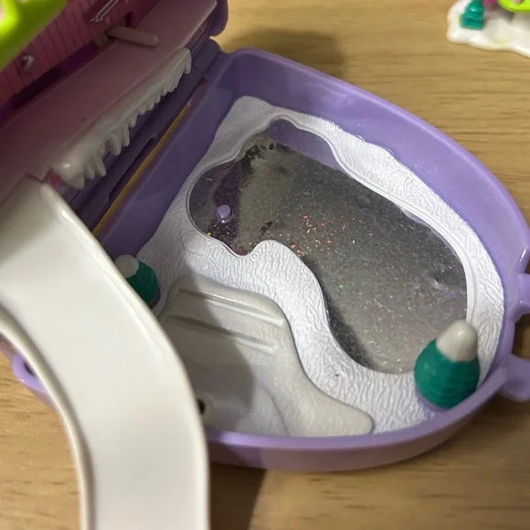 1996 Snow Mountain Polly Pocket Compact - Picture 3 of 7